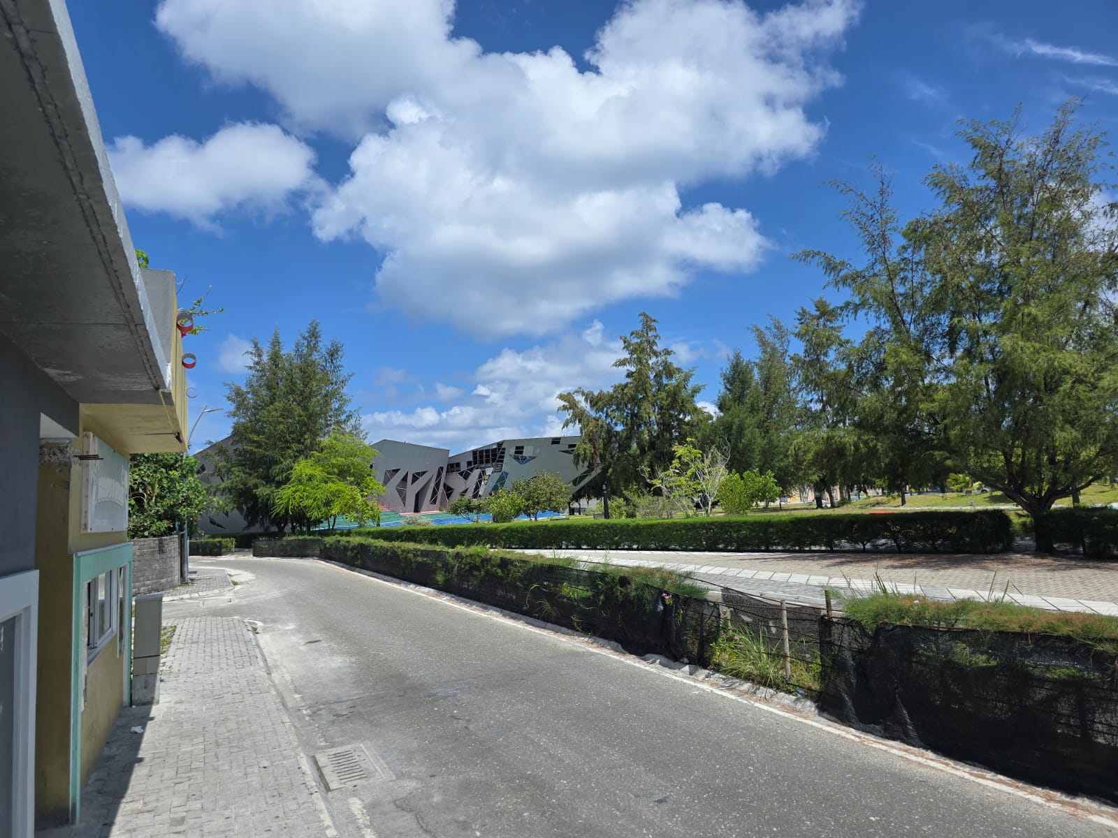 ތިނަދޫ ސިޓީގަ ސައިކަލަކުން ޖެހި ކުޑަކުއްޖަކަށް ފަރުވާ ދެނީ، ސައިކަލު ދުއްވި މީހާ ހައްޔަރަށް!