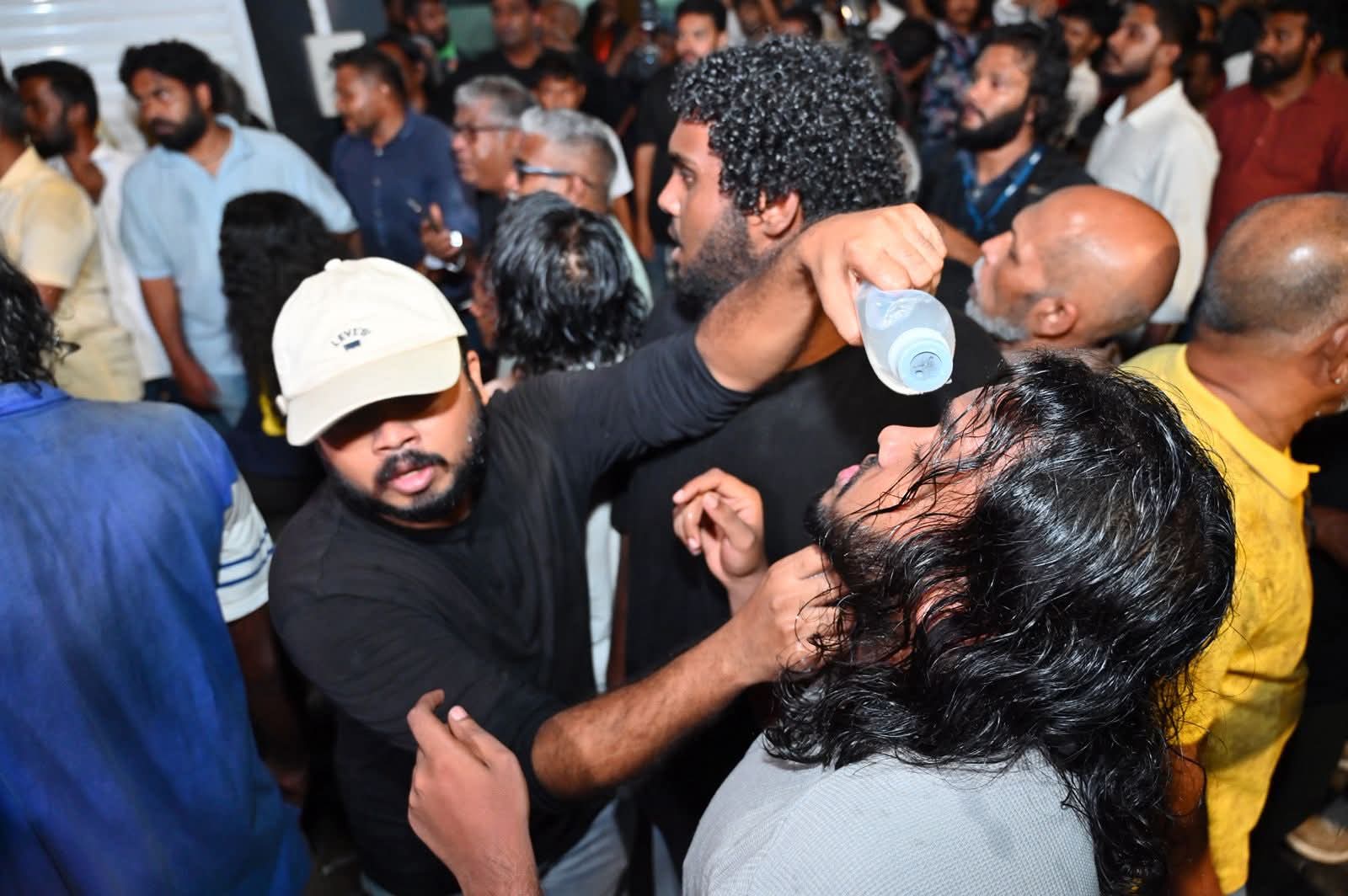 މިރޭގެ މުޒާހަރާގަ ގަލާއި ފެންފުޅި އުކައި އާލަތްތައް އަތުލި މީހުންނާމެދު ފިޔަވަޅު އަޅާނެ ކަމަށް ފުލުހުން ބުނެފި
