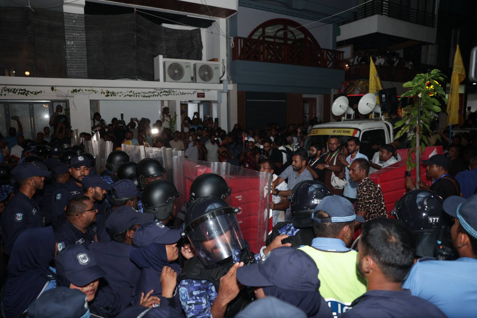 އެމްޑީޕީން ހުއްދައާ ހިލާފުވުމުން، ފުލުހުން މުޒާހަރާ ރޫޅާލުމުގެ މަސައްކަތް ފަށައިފި