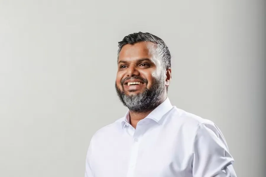 ފުލުހުންގެ ވާޖިބަށް ހުރަސް އަޅައިގެން އެމްޑީޕީގެ އެކްޓިވިސްޓް ހުސައިން ހަސަން ހައްޔަރުކޮށްފި