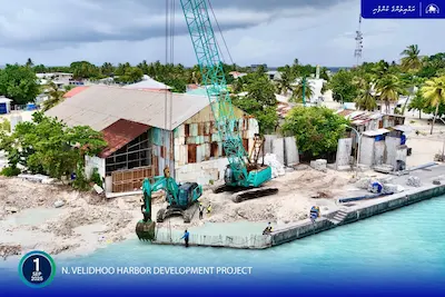 ވެލިދޫ ބަނދަރު: މިހާރު ކުރިއަށްދަނީ ކުއޭ ވޯލް އެޅުމަށް ބޭނުންވާ ކޮންކްރީޓް ބްލޮކްތައް ހަރުކުރުމުގެ މަސައްކަތް!