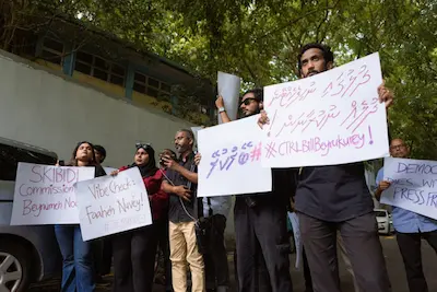 މީޑިއާ ބިލަށް ހިޔާލު ހޯދަން ކޮމިޓީން ނޫސްވެރިންނާ ބައްދަލުކުރަނީ