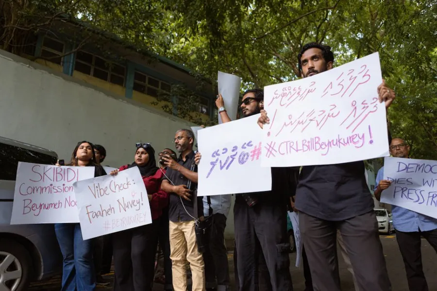 މީޑިއާ ބިލަށް ހިޔާލު ހޯދަން ކޮމިޓީން ނޫސްވެރިންނާ ބައްދަލުކުރަނީ