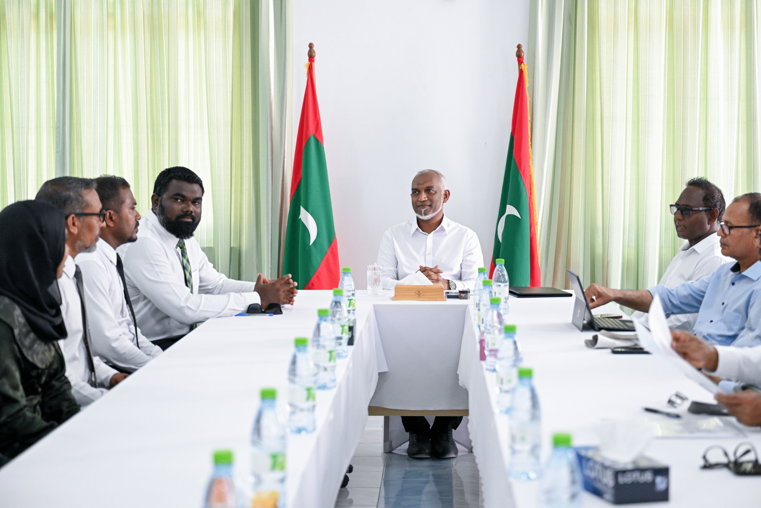 ރައީސް، ކުމުންދޫ މުއައްސަސާތަކުގެ އިސްވެރިންނާ ބައްދަލުކުރައްވައިފި