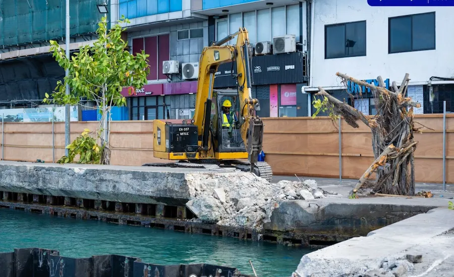 ބޮޑުތަކުރުފާނުމަގު؛ ސެގްމެންޓް 1ގެ ފަޅުތެރެ ޝީޓް ޕައިލްކޮށް، އެއްގަމު ތޮށި ބޭރަށް ޖެއްސުމަށް ޖެޓީ ތަޅާލަނީ