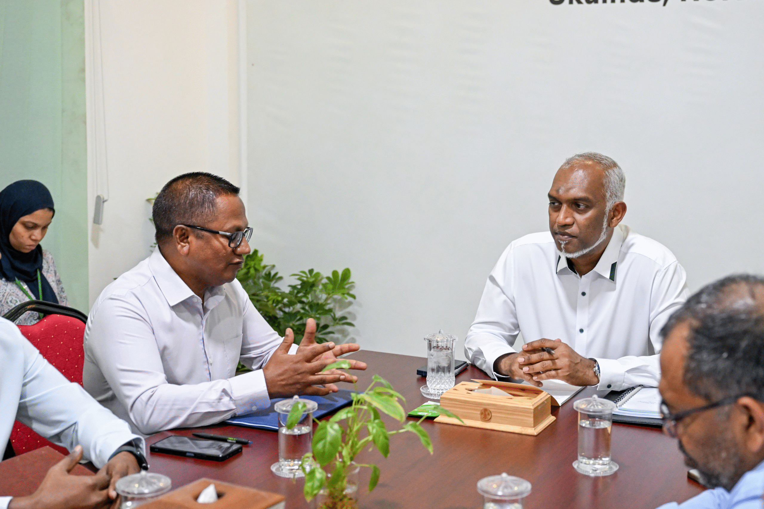 ރައީސް، އުކުޅަހުގެ މުއައްސަސާތަކުގެ އިސްވެރިންނާ ބައްދަލުކޮށް، މުހިންމު ކަންކަމާ ގުޅޭގޮތުން މަޝްވަރާކުރައްވައިފި