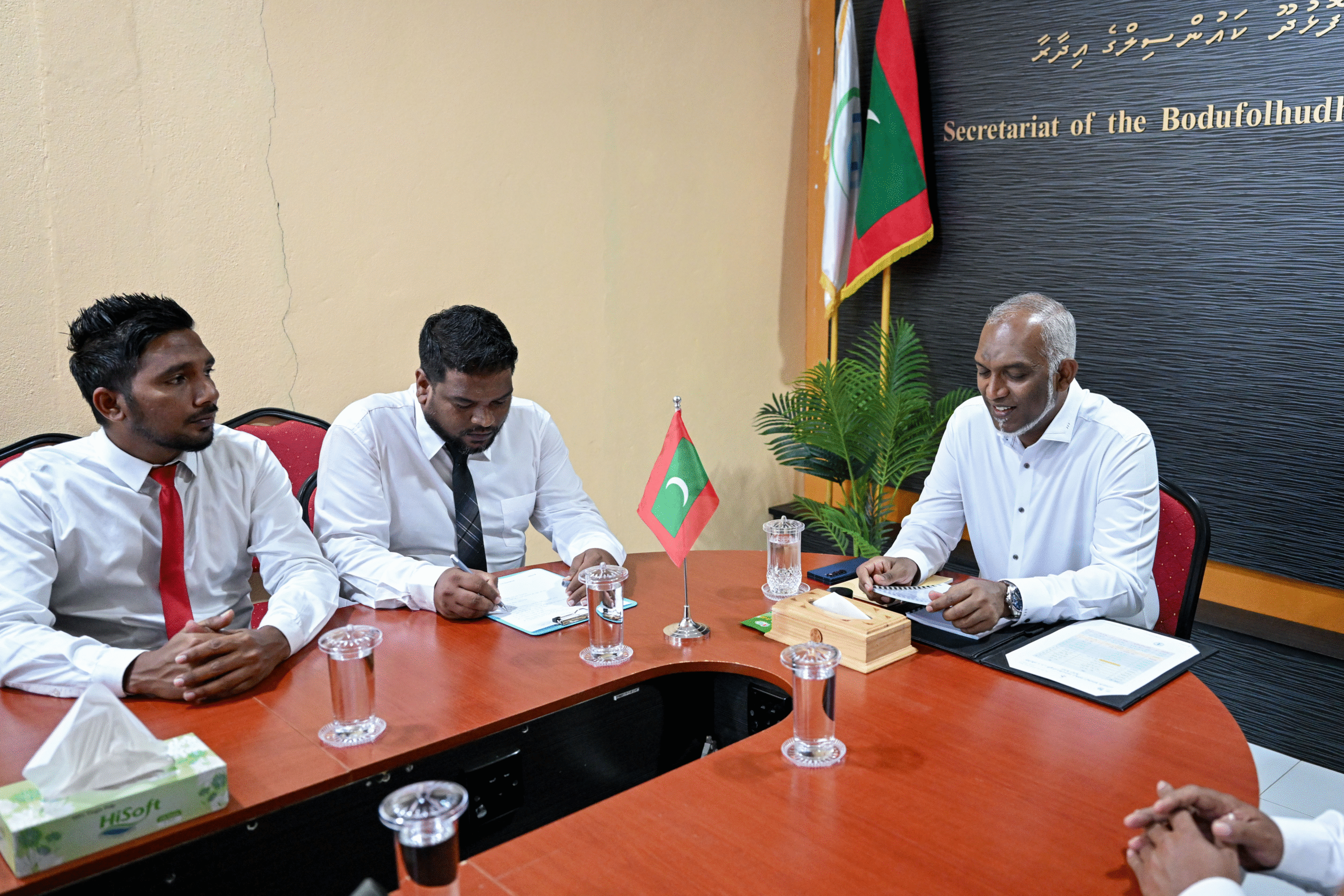 ރައީސް، ބޮޑުފޮޅުދޫ މުއައްސަސާތަކުގެ އިސްވެރިންނާ ބައްދަލުކޮށް، މުހިންމު ކަންކަމާ ގުޅޭގޮތުން މަޝްވަރާކުރައްވައިފި