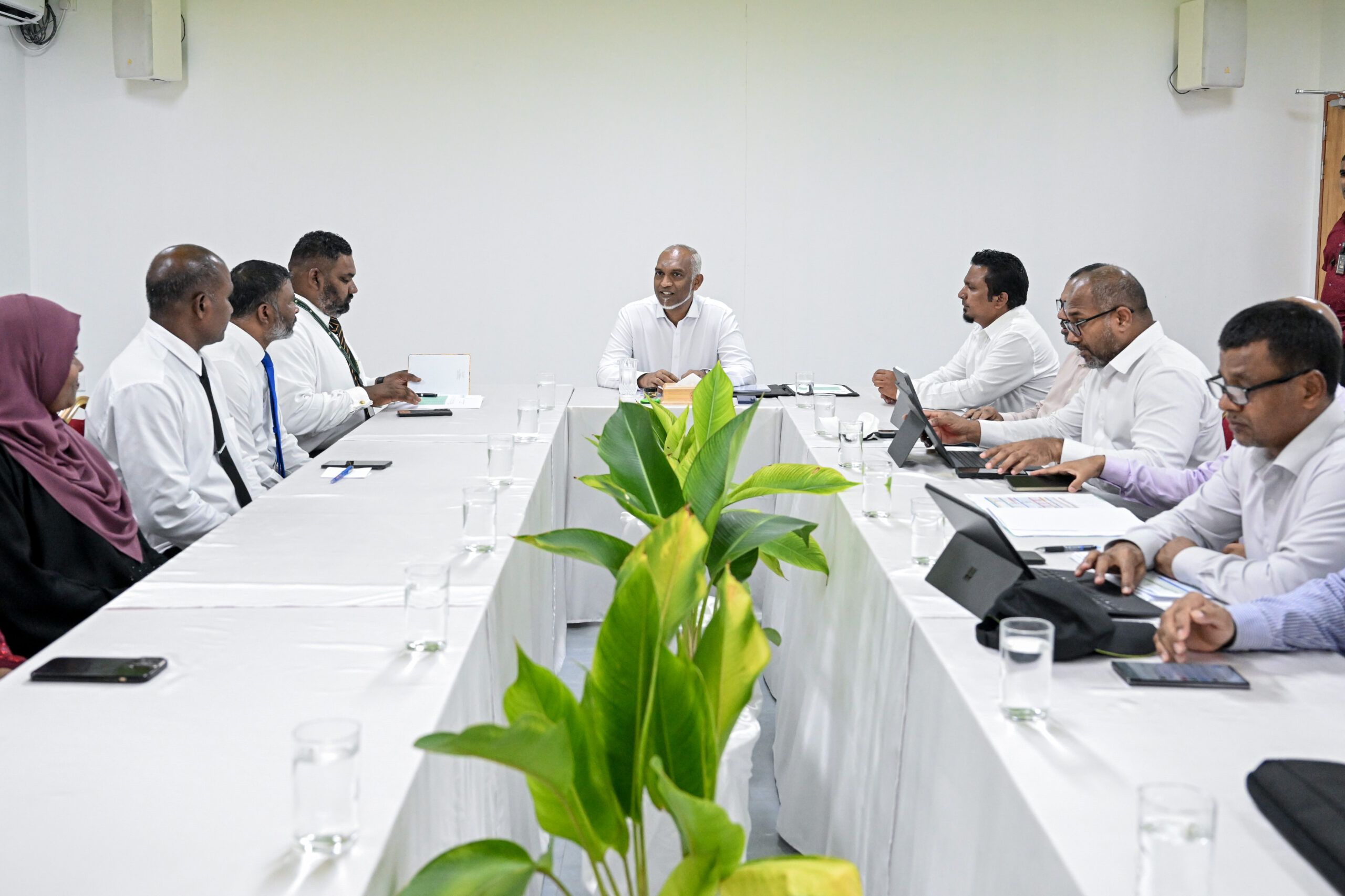 ރައީސް، ފެރިދޫ ކަައުންސިލާއެކު ރަށުގެ ތަރައްގީއަށް މުހިންމު ކަންކަމާ ގުޅޭގޮތުން މަޝްވަރާ ކުރައްވައިފި