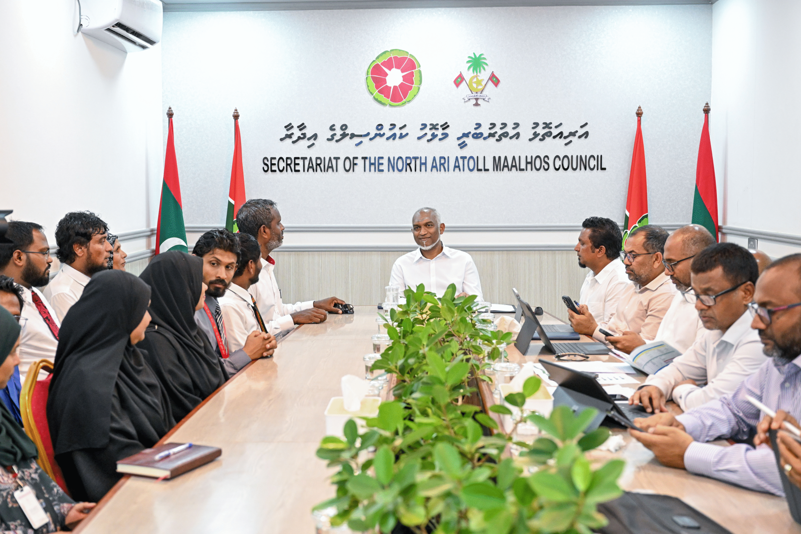 ރައީސް، މާޅޮހުގެ މުއައްސަސާތަކުގެ ވެރިންނާ ބައްދަލުކޮށް، ރައްޔިތުންނަށް މުހިންމު ކަންކަމާ ގުޅޭގޮތުން މަޝްވަރާކުރައްވައިފި