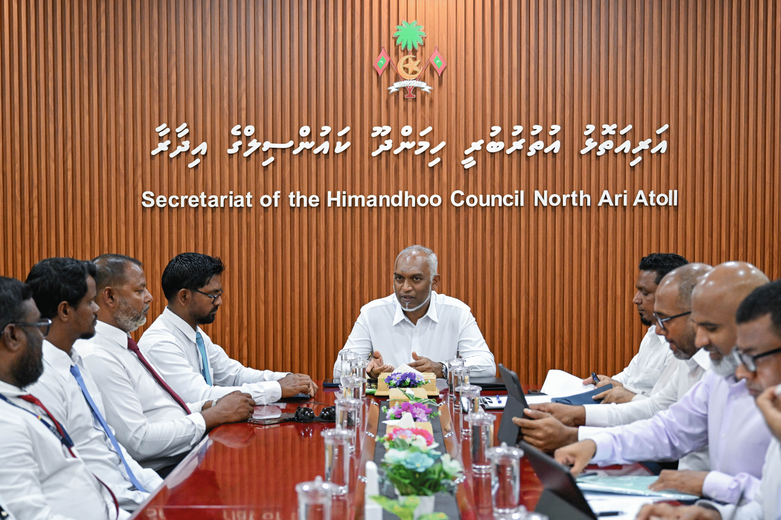 ރައީސް، ހިމަންދޫ މުއައްސަސާތަކުގެ އިސްވެރިންނާ ބައްދަލުކޮށް، ރައްޔިތުންނަށް މުހިންމު ކަންކަމާ ގުޅޭގޮތުން މަޝްވަރާކުރައްވައިފި