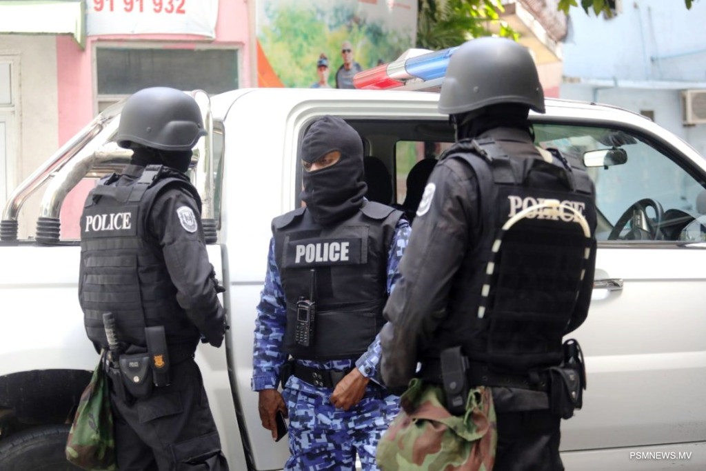 ފުލުހެއްގެ ލޯމަތީގައި ޖެހި މީހަކު އެއް އަހަރަށް ޖަލަށްލާން ހުކުމްކޮށްފި