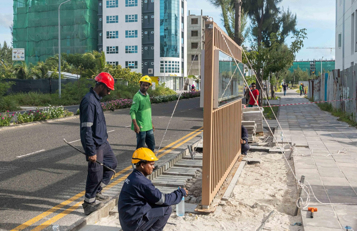 ގެދޮރުވެރިޔާ ފްލެޓްތަކަށް މީހުން ބަދަލުވާންވާ އިރަށް ބަސް ސްޓޮޕްތައް އިތުރު ކުރަނީ