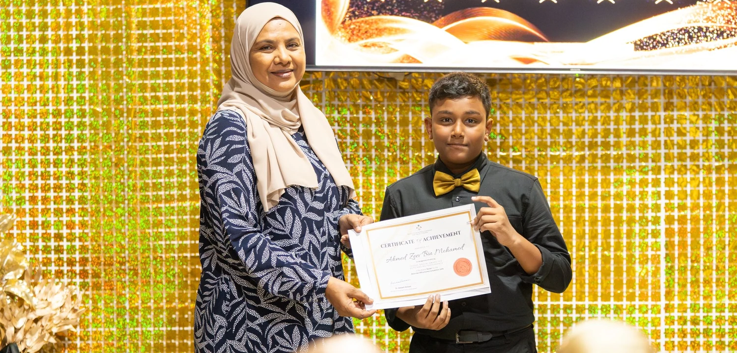 އޮފީސްތަކުގެ ޑްރާމާ ‘އާއިލާ’ އިން ހިތްތަކުން ޖާގަ ހޯދި އަހުމަދު ޒީވް ބިން މުހައްމަދު؛ 11 އަހަރުގެ ހުނަރުވެރި ތަރި