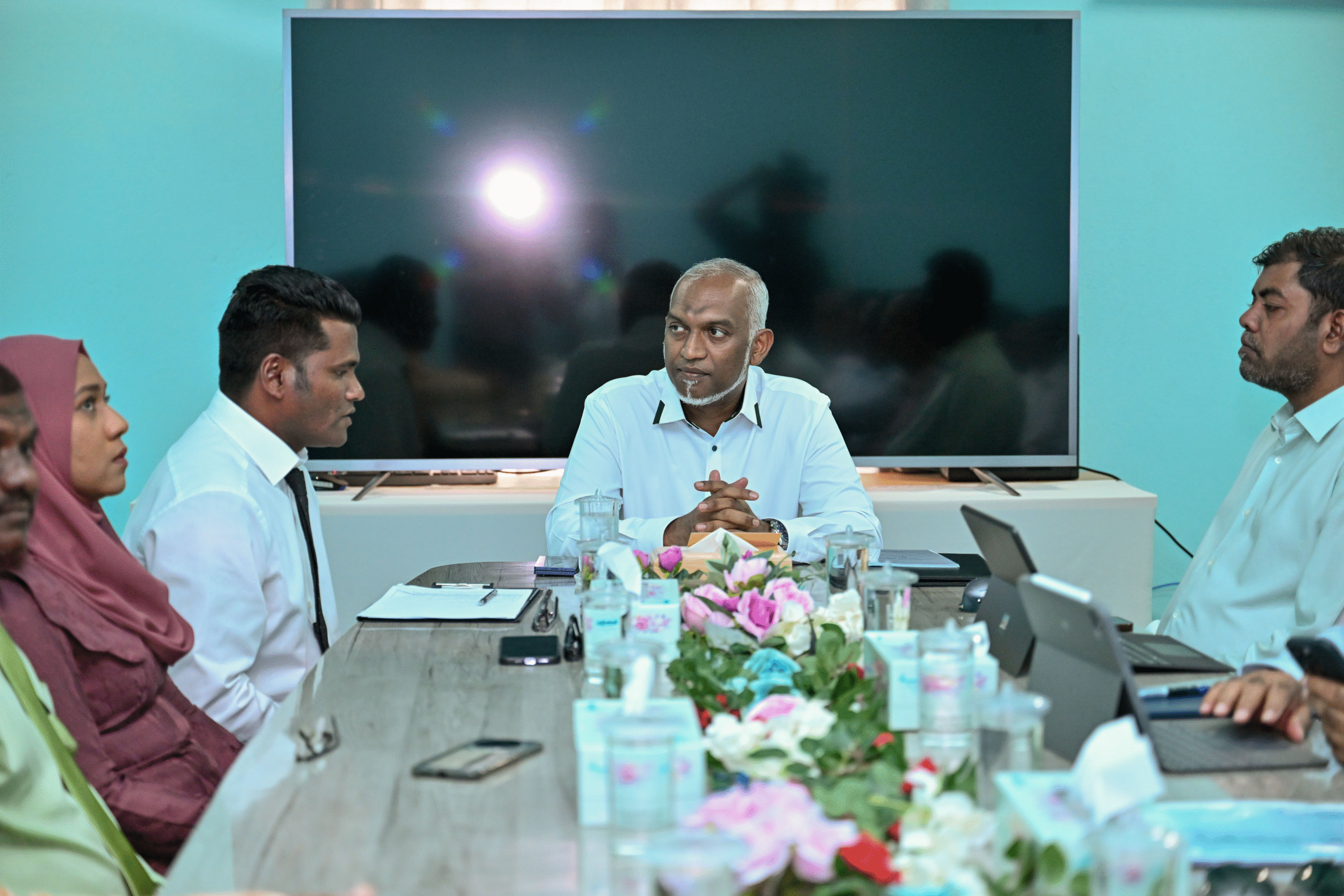 ރައީސް، ހިތާދޫގެ މުއައްސަސާތަކުގެ އިސްވެރިންނާ ބައްދަލުކުރައްވައި، މުހިންމު ކަންކަމާ ގުޅޭގޮތުން މަޝްވަރާކުރައްވައިފި