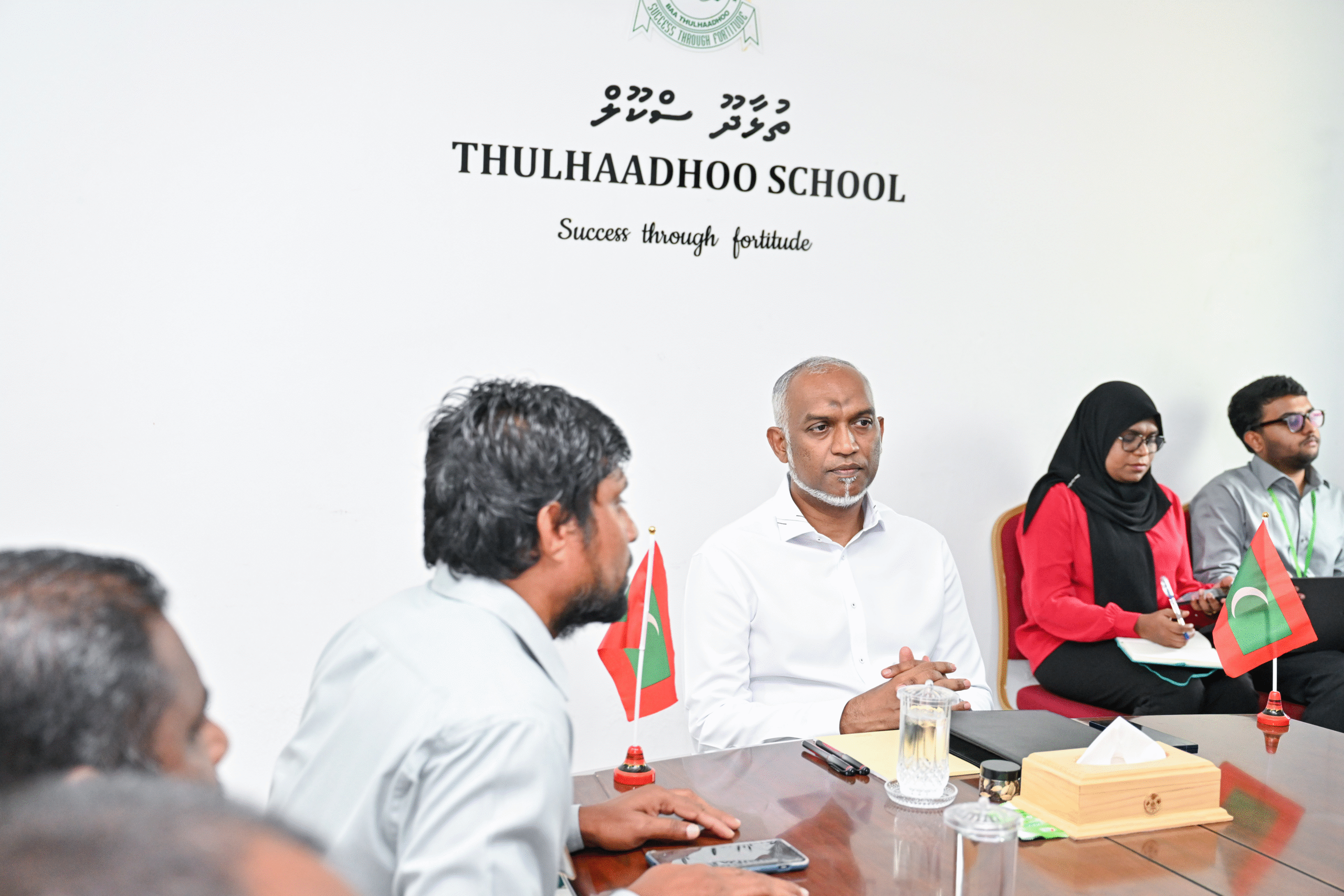 ރައީސް، ތުޅާދޫގެ މުއައްސަސާތަކުގެ އިސްވެރިންނާ ބައްދަލުކުރައްވައި މުހިންމު ކަންކަމާ ގުޅޭގޮތުން މަޝްވަރާކުރައްވައިފި