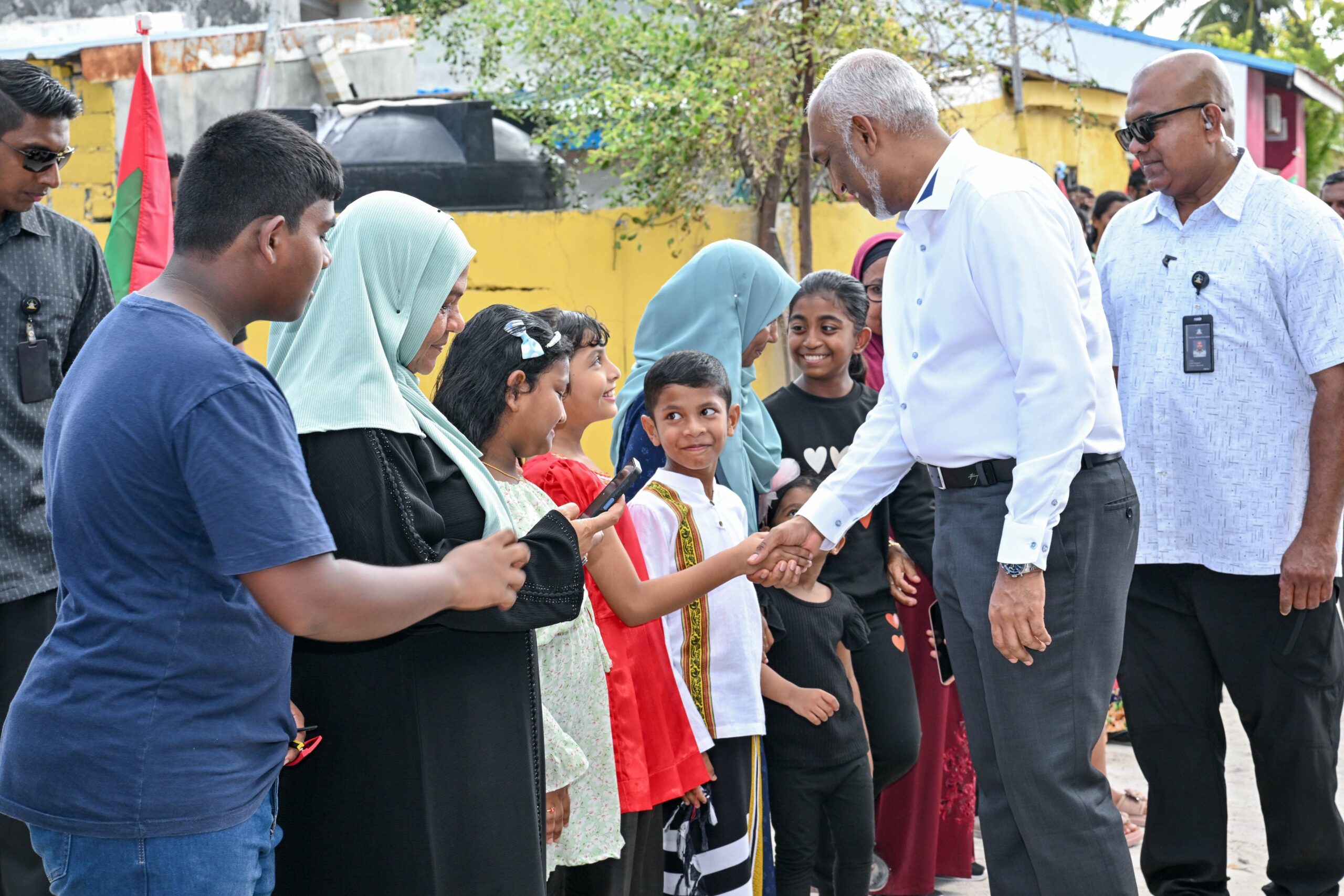 ރައީސް ޑރ މުއިއްޒު ބ ކެންދޫއަށް؛ ރަށުގެ ގިނަބަޔަކު ނުކުމެ ދެންނެވީ ހޫނު މަރުހަބާއެއް!