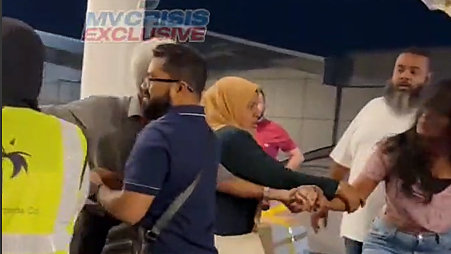 އެއަރޕޯޓު ތެރޭ 2 އަންހެނަކު މާރާމާރީއެއް ހިންގި މައްސަލައެއް ބަލަނީ