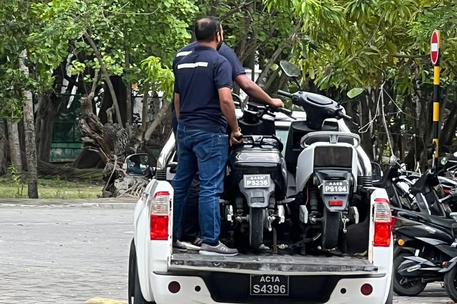 ވިލިމާލޭ ފެރީ ޓާމިނަލް ސަރަހައްދުގައި ޕާކްކުރާއިރު ސަމާލުވެލައްވާ: ފުލުހުން