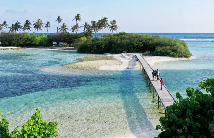 ގުރައިދޫއަށް ދަތުރު ކުރި ޑިންގީ އެއް ބަންޑުން ޖަހާލައިފި