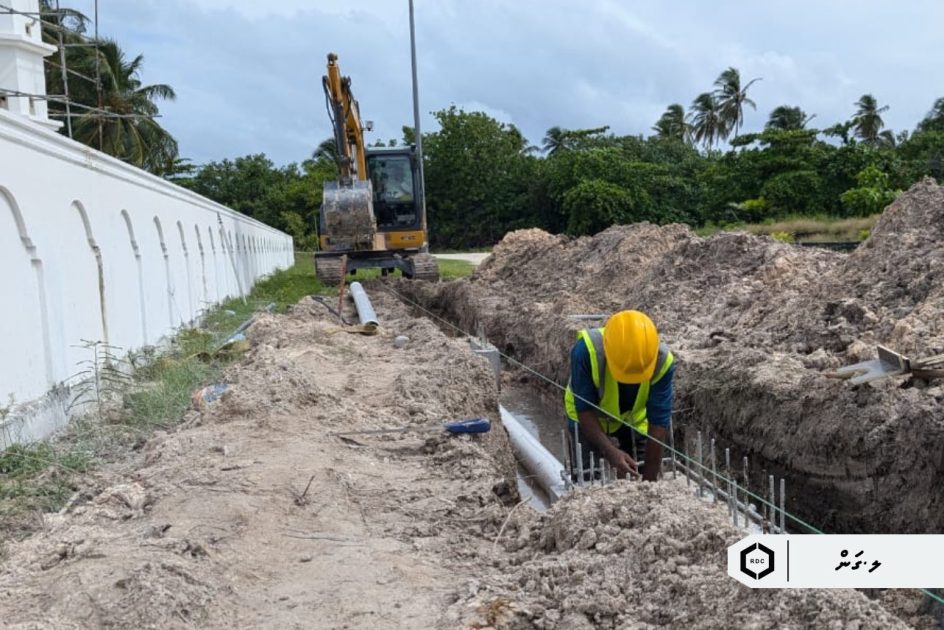 ލ. ގަމު މަގުތައް ޒަމާނީފެންވަރަށް ތަރައްގީކުރުން؛ ސްޓޯމްވޯޓަރ ޖަންކްޝަން ބެހެއްޓުމާއި ކާރބްސްޓޯން ޖެހުމުގެ މަސައްކަތް ކުރިއަށް