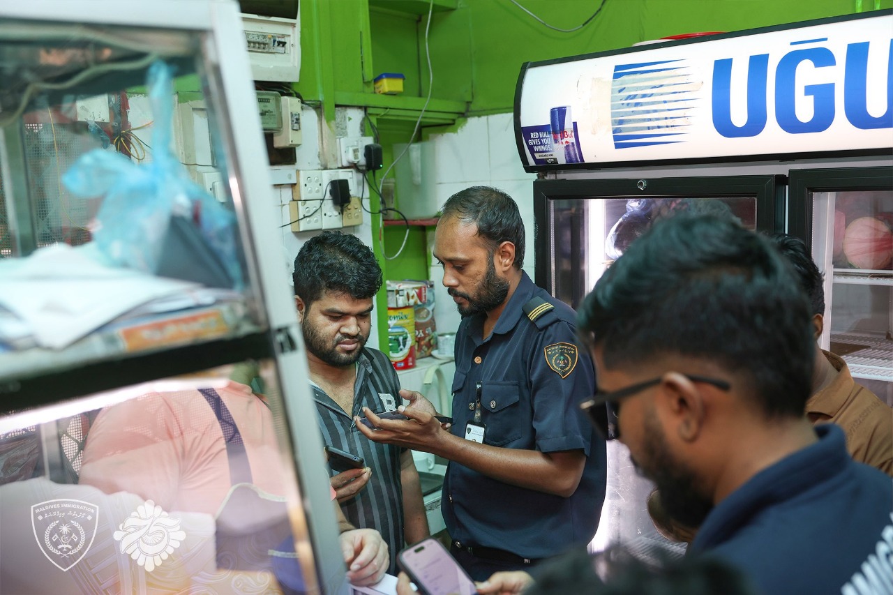 ކެފޭއަކުން، ގަވާއިދާ ޚިލާފަށް އުޅެމުންދިޔަ 2 ބިދޭސީއަކު އިމިގްރޭޝަންގެ ބެލުމުގެ ދަށަށް