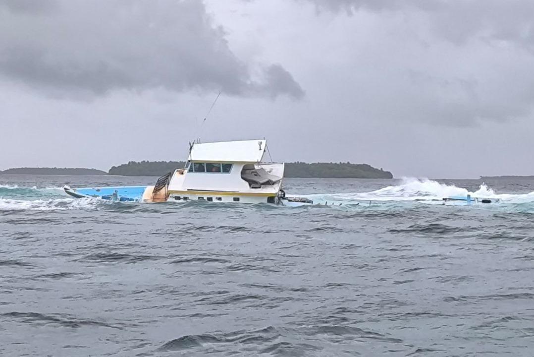 ފަރަށް އެރި ދޯންޏެއްގައި ތިބި މީހުން ސަލާމަތްކޮށްފި
