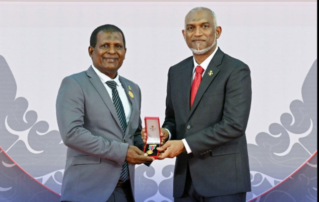 ދައުލަތަށް ގިނަ މުއްދަތަކަށް ހިދުމަތް ކުރުމުގެ ޝަރަފުގެ ބެޖާއި އައްޑަނަ ސްޓެލްކޯގެ މުވައްޒަފަކަށް