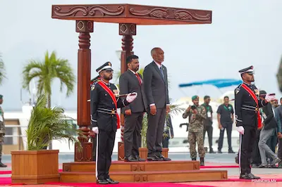 ލަންކާގެ ރައީސް ޑިސަނަޔަކަ މާލެ ވަޑައިގަތުމުން، ރަސްމީ ހޫނު މަރުޙަބާއެއް!