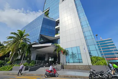 ދޯންޏެއްގައި އެއްޗެއް ގޮވައި ފިހުނު 2 މީހުންނަށް ފަރުވާ ދެމުން ދަނީ ވެންޓިލޭޓަރުގައި