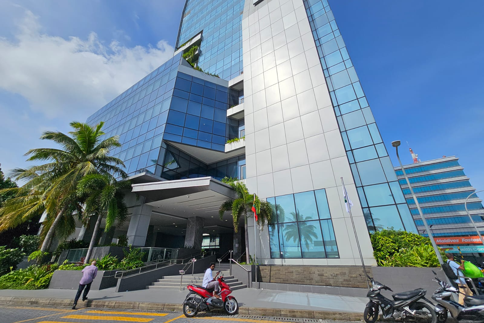ދޯންޏެއްގައި އެއްޗެއް ގޮވައި ފިހުނު 2 މީހުންނަށް ފަރުވާ ދެމުން ދަނީ ވެންޓިލޭޓަރުގައި
