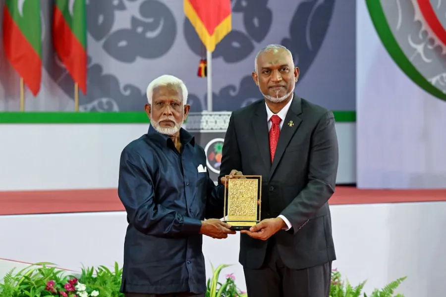 ދިވެހި ދައުލަތަށް 40 އަހަރަށްވުރެ ގިނަ މުއްދަތަކަށް, ހިދުމަތްކުރުމުގެ އިނާމު 94 ބޭފުޅަކަށް