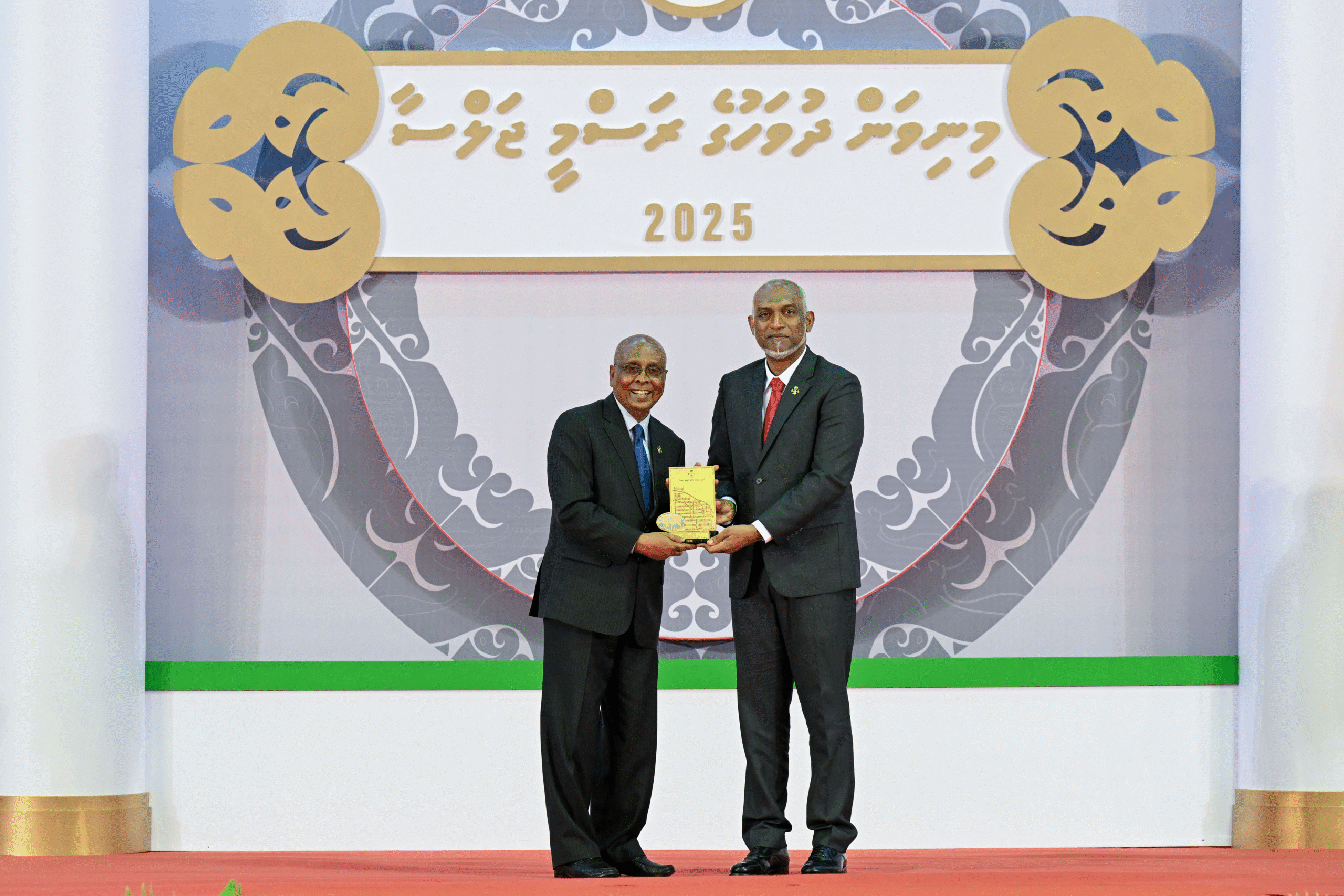 ރައީސް، ޚާރިޖީ ޚިދުމަތުގެ އެންމެ މަތިވެރި ޝަރަފް، އަޙްމަދު ސަލީމަށް އަރުވައިފި