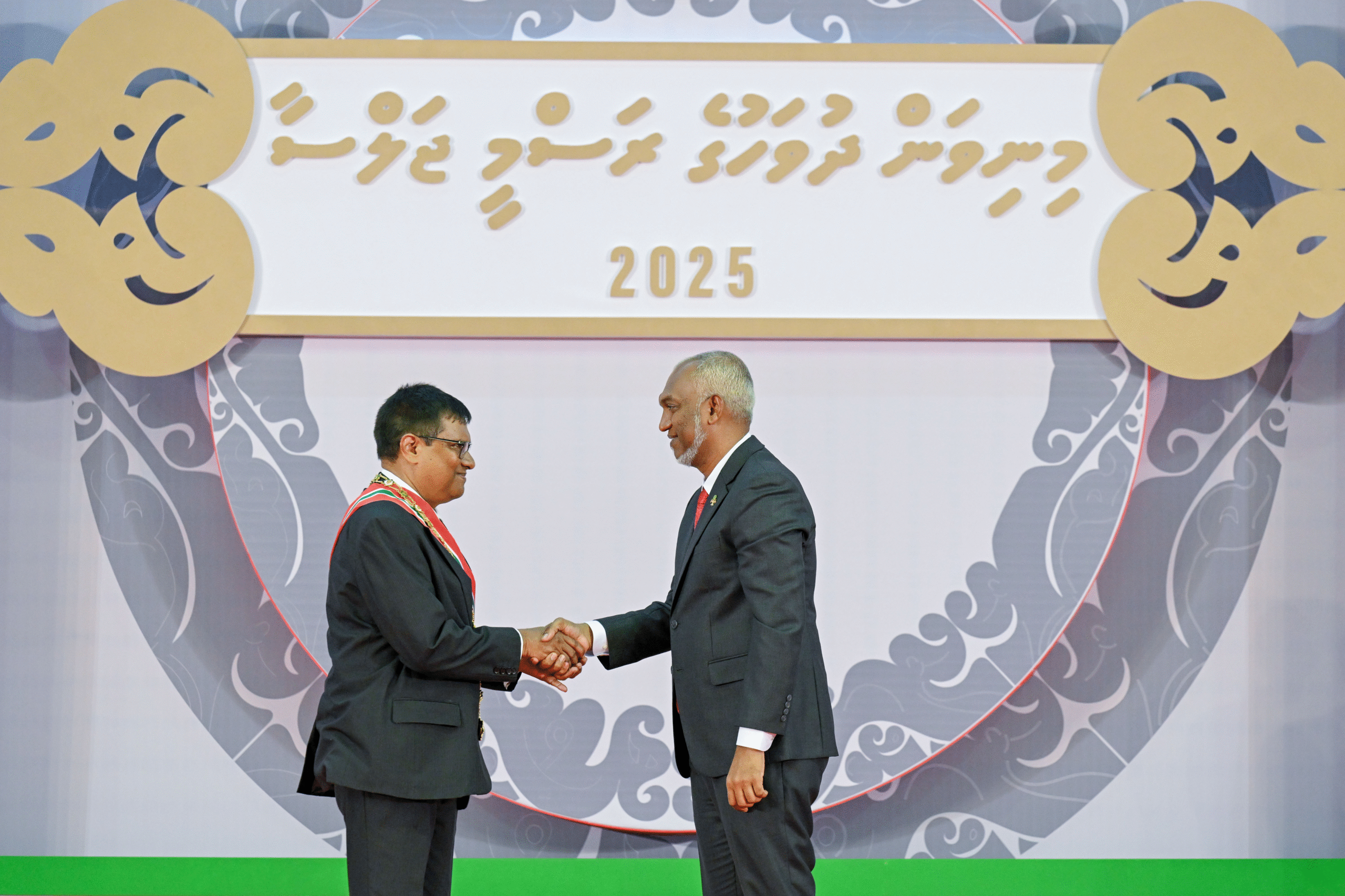 ރައީސް، ނިޝާން ޢިއްޒުއްދީނުގެ ޢިއްޒަތުގެ ވެރިކަން، ޗީފް ޖަސްޓިސް ރިޓަޔަރޑް މުޢުތަޞިމް ޢަދުނާނަށް އަރުވައިފި