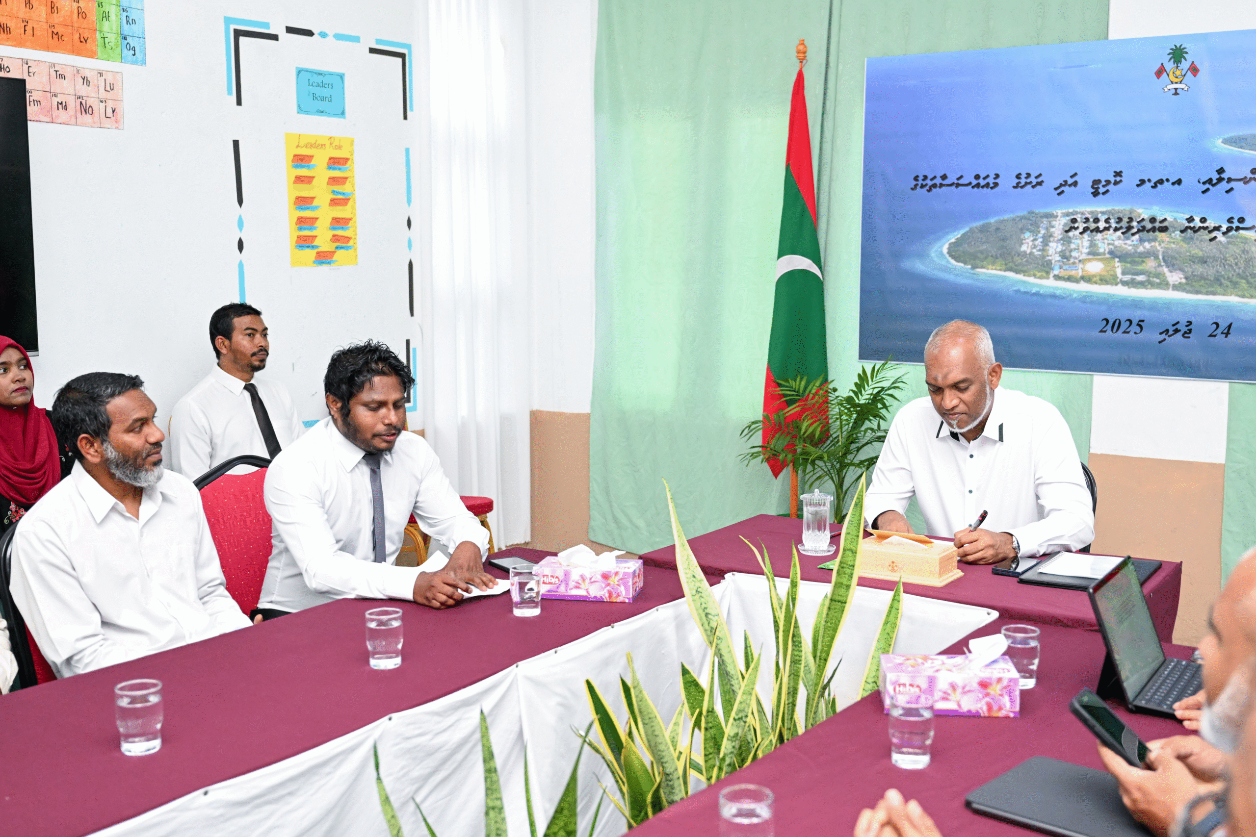 ރައީސް، ޅޮހީގެ ރައްޔިތުންނަށް އެންމެ މުހިންމު ކަންކަމާ ގުޅޭގޮތުން މުއައްސަސާތަކުގެ ވެރިންނާ މަޝްވަރާކުރައްވައިފި
