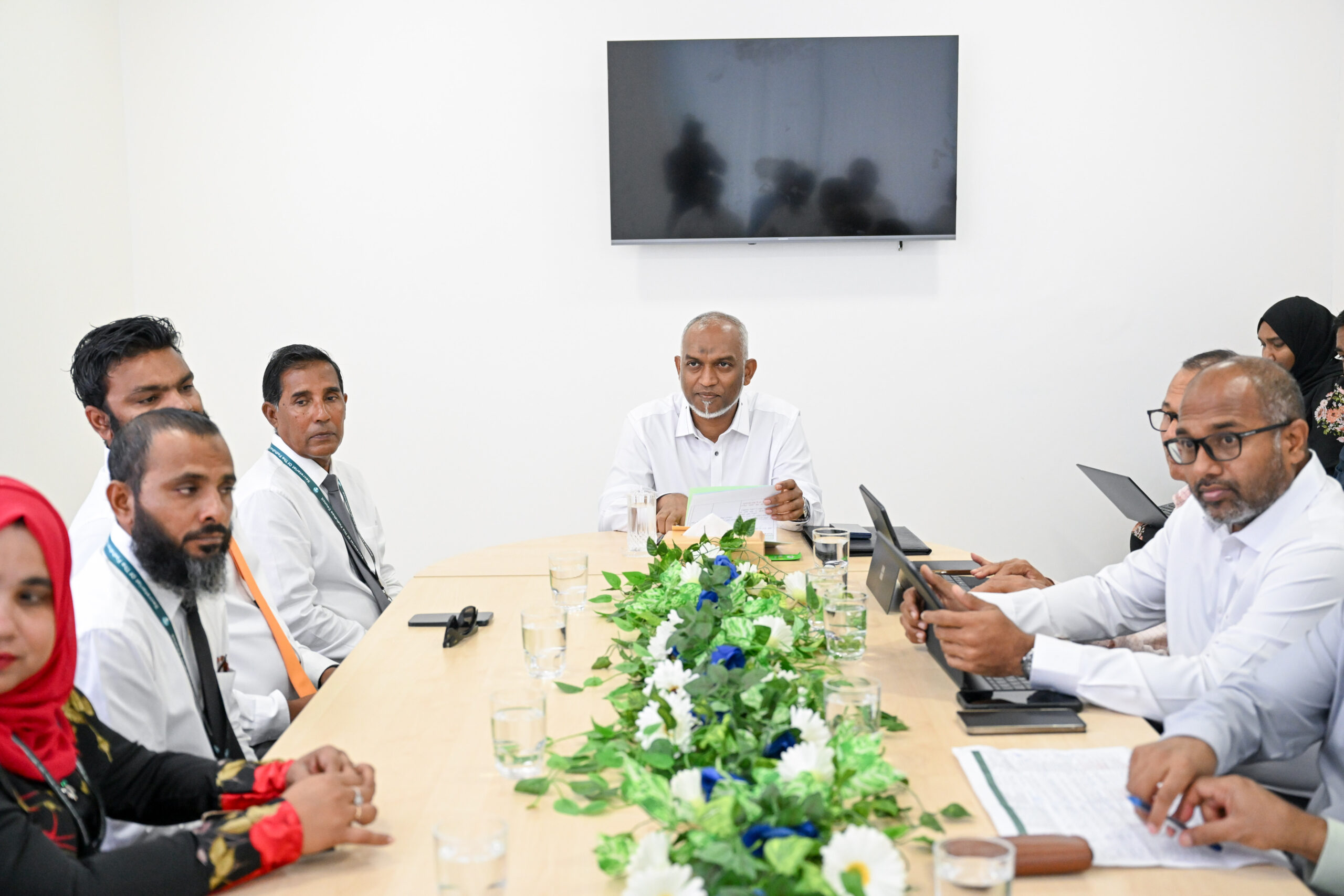 ރައީސް، ފޮއްދޫ ކައުންސިލާއި ބައެއް މުވައްސަސާތަކުގެ އިސްވެރިންނާއެކު ރައްޔިތުންނަށް މުހިންމު ކަންކަމާ ގުޅޭގޮތުން މަޝްވަރާ ކުރައްވައިފި