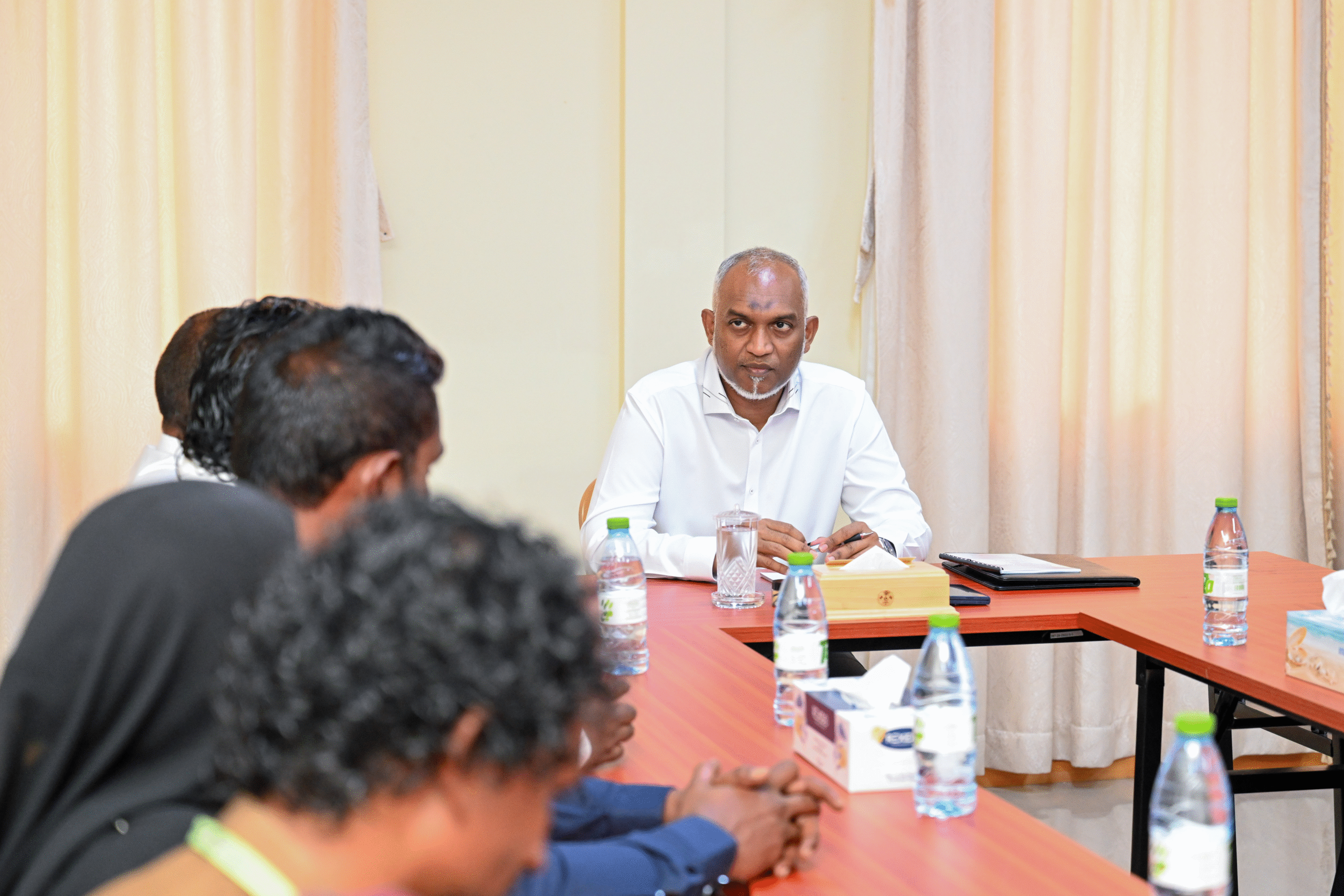 ރައީސް، މާޅެންދޫ މުއައްސަސާތަކުގެ އިސްވެރިންނާ ބައްދަލުކުރައްވައި މަޝްވަރާ ކުރައްވައިފި