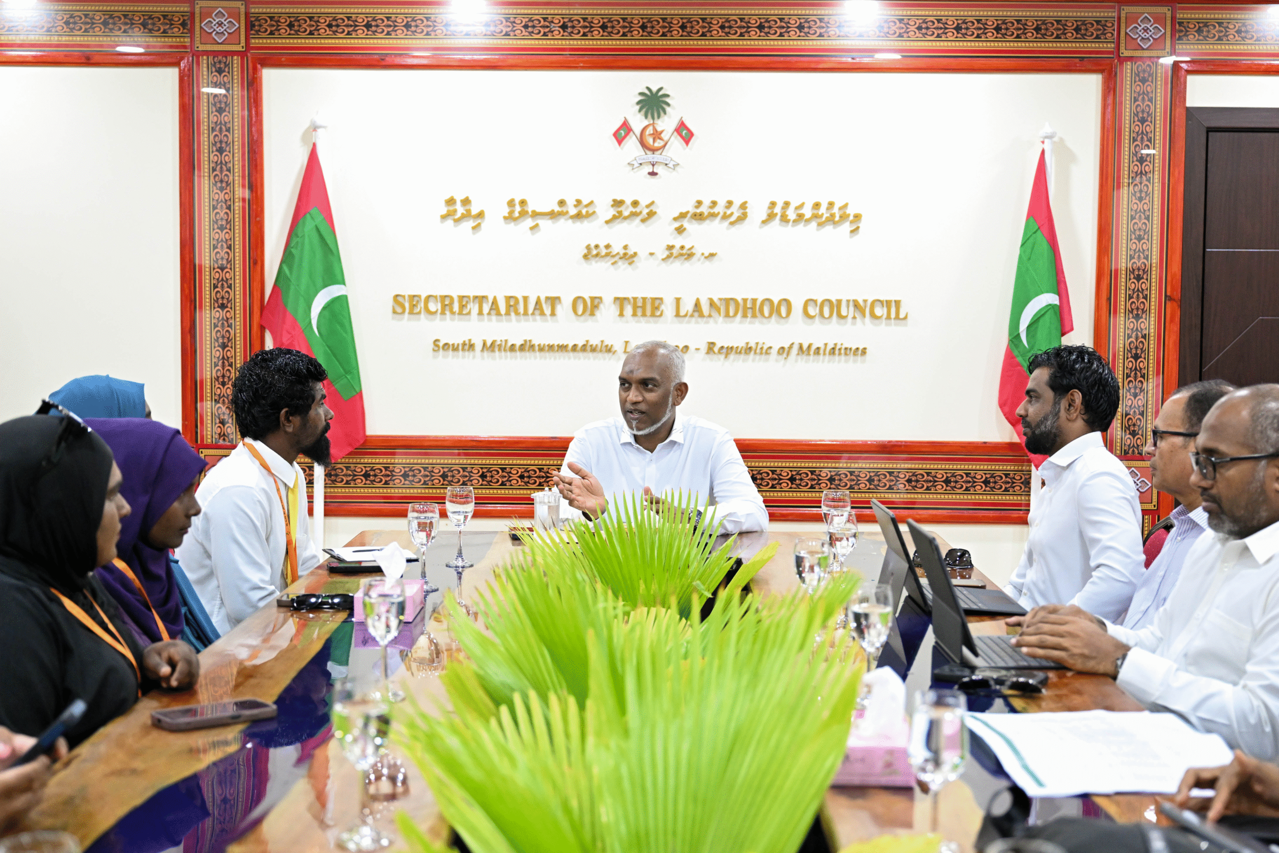 ރައީސް، ލަންދޫ މުއައްސަސާތަކުގެ އިސްވެރިންނާ ބައްދަލުކޮށް، ބޭނުންވާ ކަންކަމާ ގުޅޭގޮތުން މަޝްވަރާކުރައްވައިފި