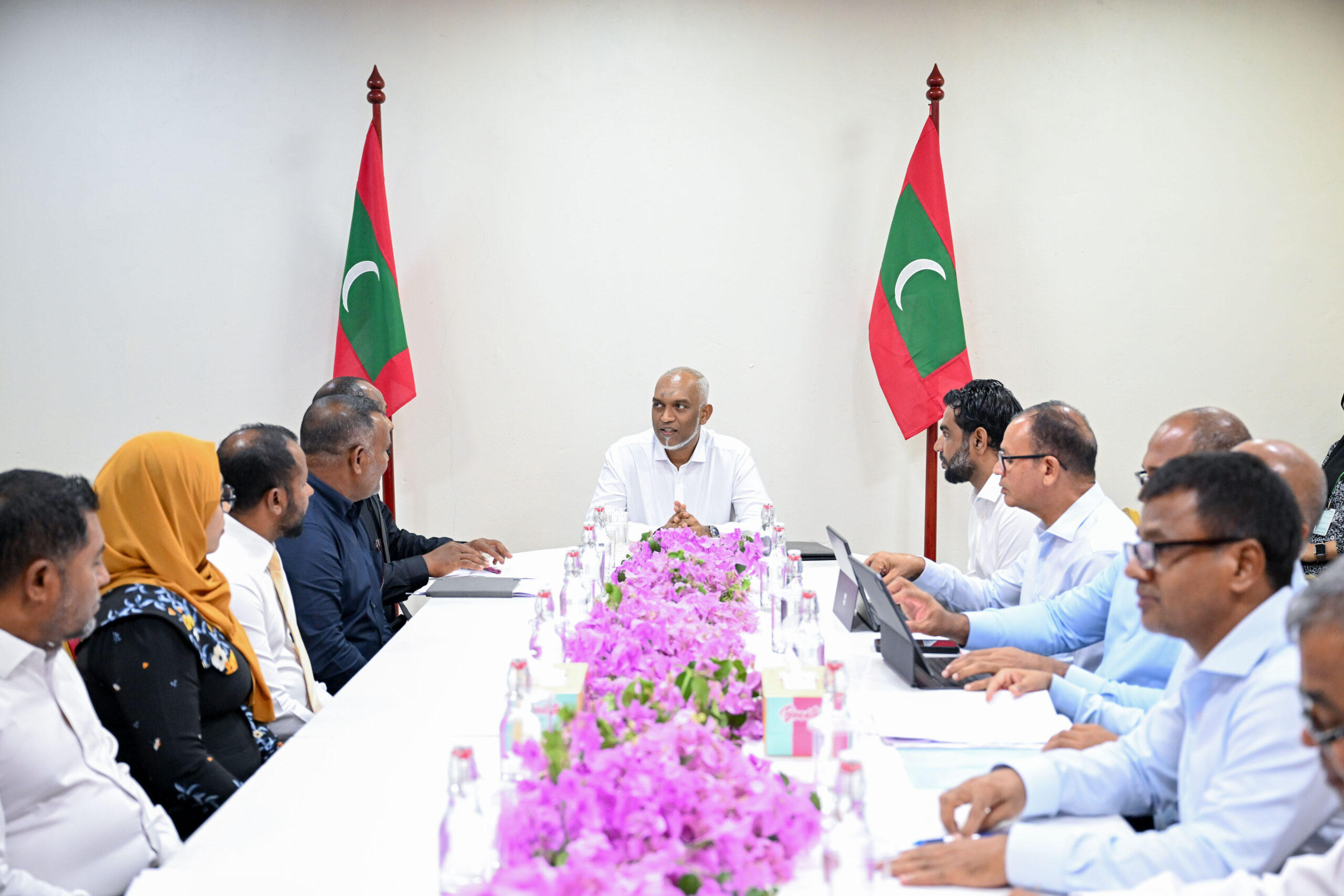 ރައީސް، މަނަދޫ ކައުންސިލާ ބައްދަލު ކުރައްވައި، ރައްޔިތުންނަށް އެންމެ މުހިންމު ކަންކަމާ ގުޅޭގޮތުން މަޝްވަރާ ކުރައްވައިފި