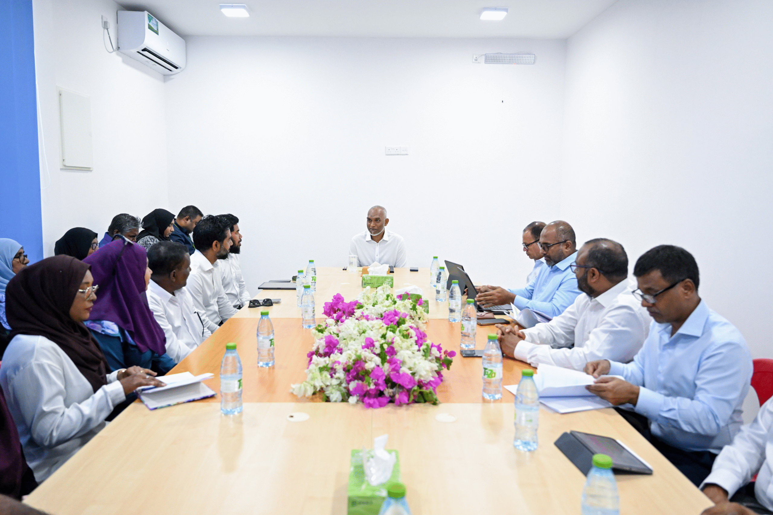 ރައީސް، ރައްޔިތުން ބޭނުންވާ ކަންކަމާ ގުޅޭގޮތުން މާފަރުގެ ބައެއް މުއައްސަސާތަކުގެ އިސްވެރިންނާ، މަޝްވަރާކުރައްވައިފި