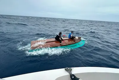 ބަންޑުން ޖަހާލި ޑިންގީއެއްގައި ތިބި މީހުން ސަލާމަތްކޮށްފި