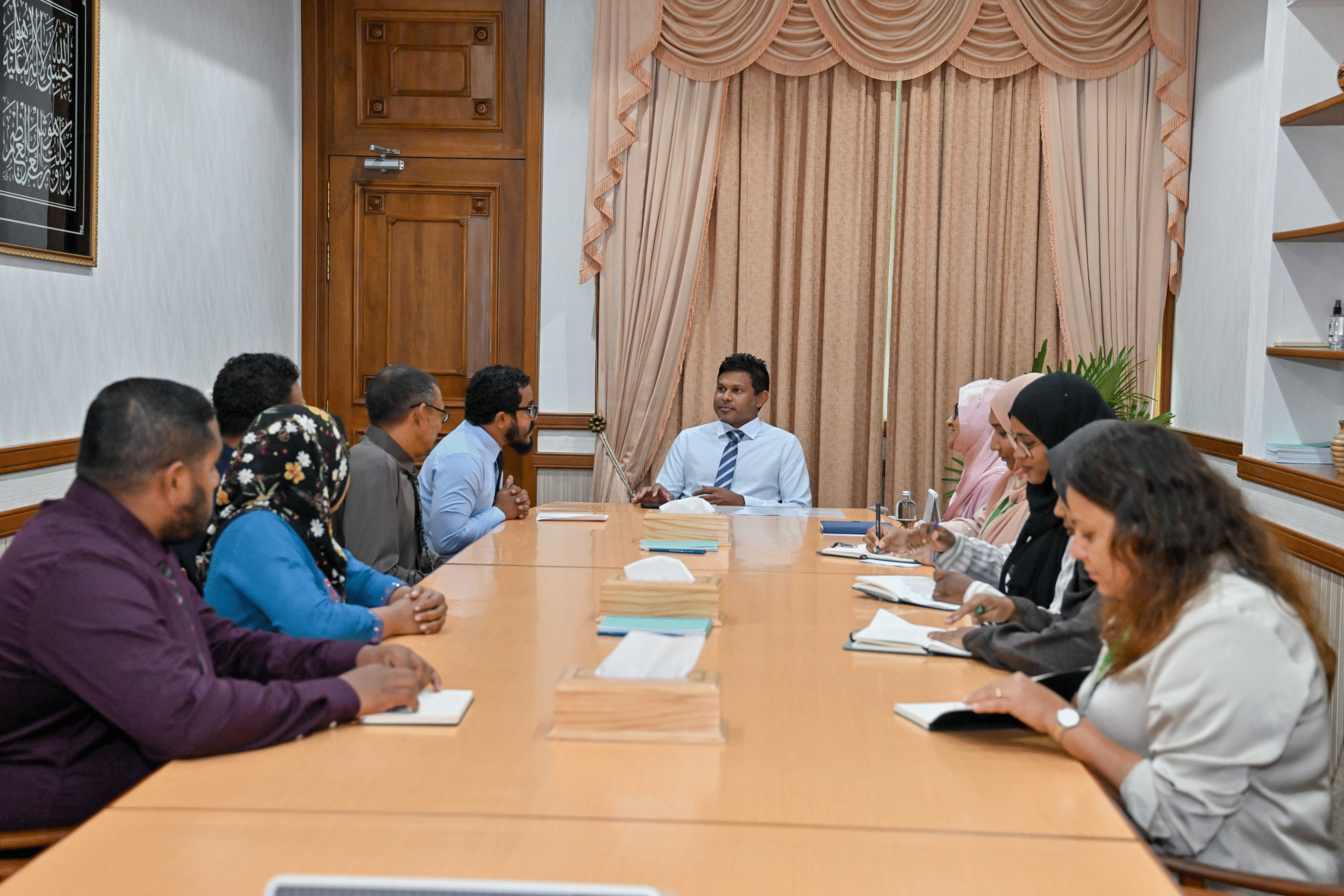 ނައިބު ރައީސް، ނަޑެއްލާގެ ތަރައްޤީގެ މުހިންމު ކަންކަމާ ގުޅޭގޮތުން, އެރަށު ކައުންސިލާ މަޝްވަރާކުރައްވައިފި