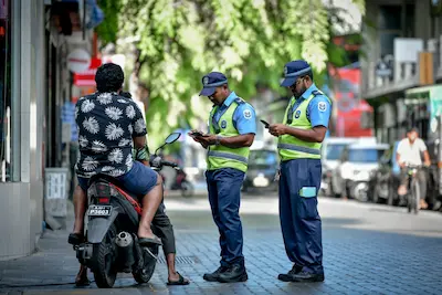 ދަގަނޑު ހޮޅިއެއް ވަގަށް ނެގި ކަމުގެ ތުހުމަތުގަ އުމުރުން ދުވަސްވީ ދެ މީހަކު ހައްޔަރަށް!