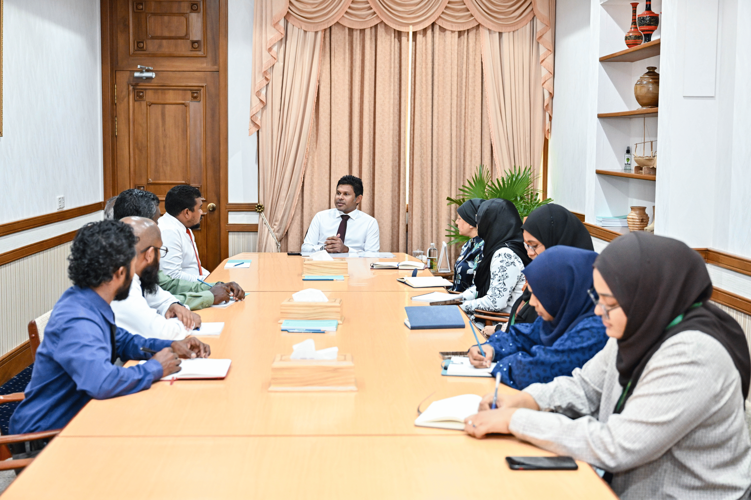 ނޮޅިވަރަންފަރު ކައުންސިލުން އެރަށު ތަރައްޤީގެ މުހިންމު ކަންކަމާ ގުޅޭގޮތުން ނައިބު ރައިސްއާ މަސްވަރާ ކުރައްވައިފި