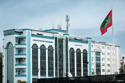 ފިހާރައަކުން ޗޮކްލެޓެއް ވަގަށް ނަގައިގެން ދާންއުޅެނިކޮށް ފަޅާއަރައިފި