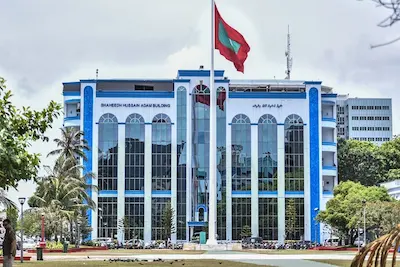 ފުލުހުންތަކެއްގެ އެކައުންޓަށް ގިނަ އަދަދެއްގެ ފައިސާ ޖަމާކޮށްފައިވާ މައްސަލައެއް ތަހުގީގު ކުރަނީ