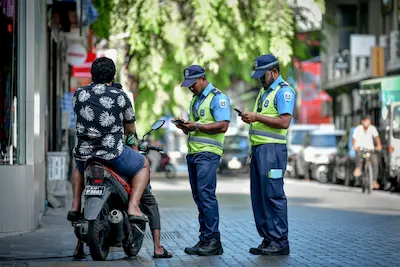 ސައިކަލެއްގެ ފަހަތުގައި އިންމީހާއާ ސުވާލުކުރި ކަމަށް ބުނެ ކޮށްފައިވާ ޕޯސްޓެއްގެ ހަޤީޤަތް ހާމަކޮށްފި
