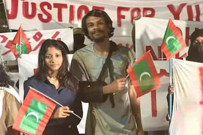 ޒުވާނުންގެ މުޒާހަރާގައި ހައްޔަރުކުރި މަހުޒޫމާއި ޝިމަންގެ މައްޗަށް ދައުވާކޮށްފި