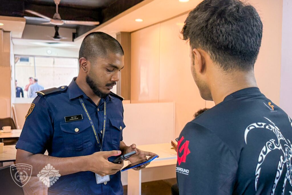 މާލޭ ކެފޭއެއްގައި ގަވައިދާ ހިލާފަށް އުޅެމުންދިޔަ ބިދޭސީންތަކެއް އިމިގްރޭޝންގެ ބެލުމުގެ ދަށަށް