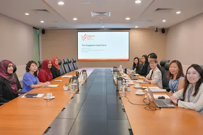 މެޑަމް ސާޖިދާ ސިންގަޕޫރުގެ ފުޑް އެޖެންސީއަށް ޒިޔާރަތްކުރައްވައިފި