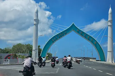 ބްރިޖާއި ހަލި މަގުގައި ދަތުރު ކުރާއިރު، 4 ފުރޮޅުލީ އުޅަނދު ބޭނުން ކުރުން އެދެން: ފުލުހުން